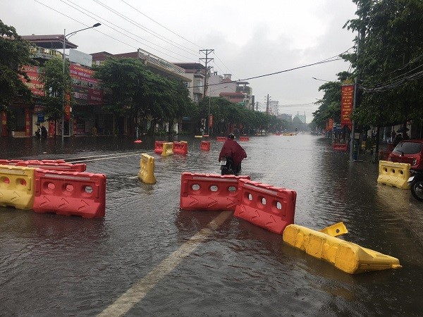 Giao thông TP Việt Trì hỗn loạn vì dải phân cách bằng nhựa trôi nổi