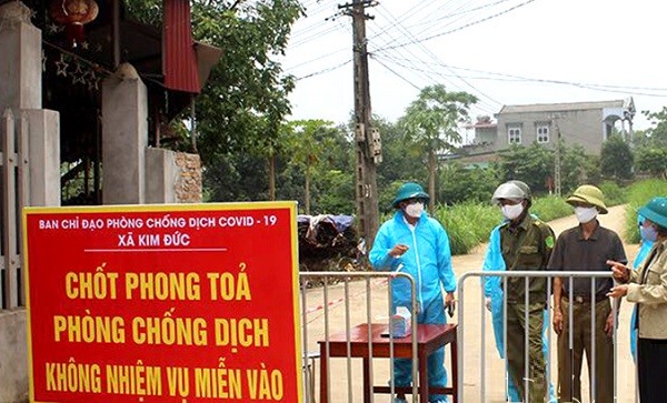 Xã Kim Đức phong toả 2 khu dân cư liên quan đến trường hợp nghi nhiễm COVID-19.