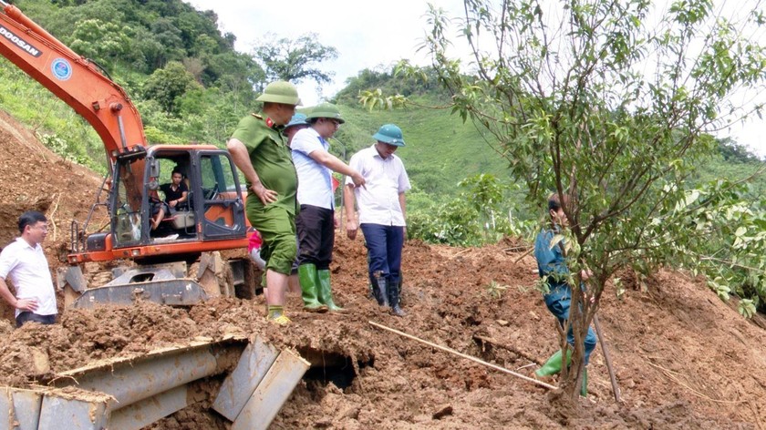 Lãnh đạo huyện Lâm Bình - Tuyên Quang kiểm tra và chỉ đạo khắc phục sạt lở tại đèo Khau Lắc