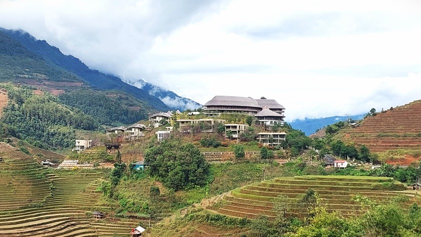 Mù Cang Chải Resort được xây dựng bên những thửa ruộng bậc thang đã được xếp hạng di tích quốc gia. Ảnh: Nhật Nguyên.