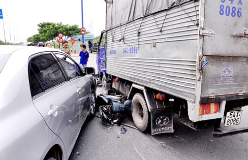 Xe tải đâm nhiều xe máy khi đang chờ đèn đỏ