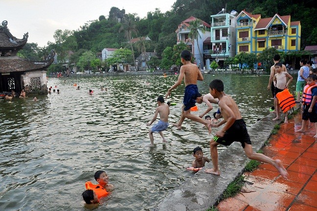 Đua nhau đi tắm"giải nhiệt" ở chùa Thầy