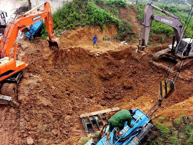 Làm việc không kể ngày đêm, hơn 150 công nhân, kỹ sư, 3 máy xúc, 2 máy ép cừ… đã khắc phục đường ống bị vỡ sau một ngày phát hiện. (ảnh: Trần Kháng) 