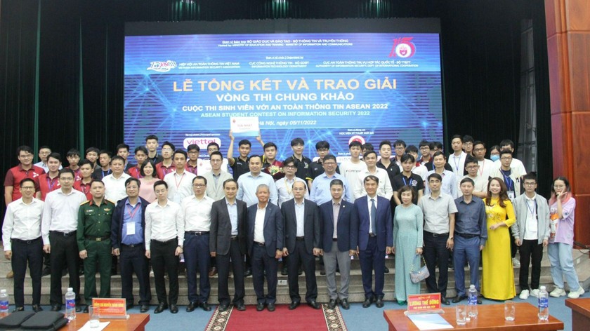 Đại diện Ban tổ chức và các đội thi.