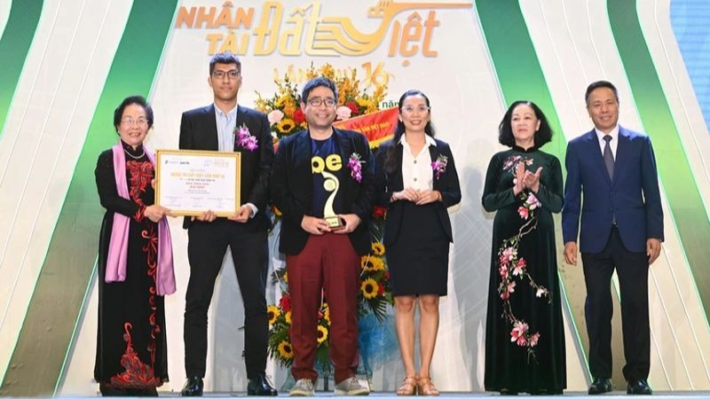 Đồng chí Trương Thị Mai, Ủy viên Bộ Chính trị, Trưởng ban Tổ chức Trung ương cùng lãnh đạo Hội Khuyến học Việt Nam và VNPT trao giải Nhất công nghệ thông tin năm 2022.