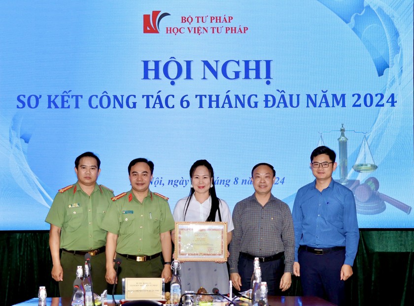 PGS.TS Nguyễn Minh Hằng, Phó Giám đốc Học viện Tư pháp nhận Bằng khen của Bộ trưởng Bộ Công an.