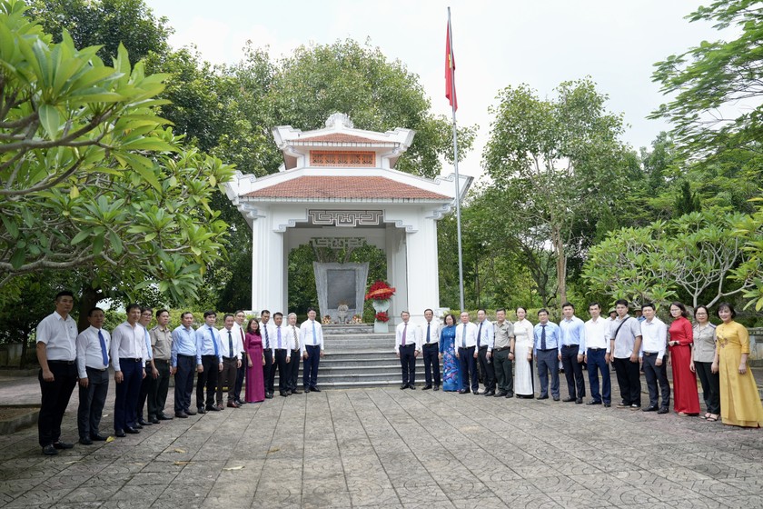 Bộ trưởng Nguyễn Hải Ninh cùng đoàn chụp ảnh lưu niệm tại Khu di tích lịch sử của Bộ Tư pháp