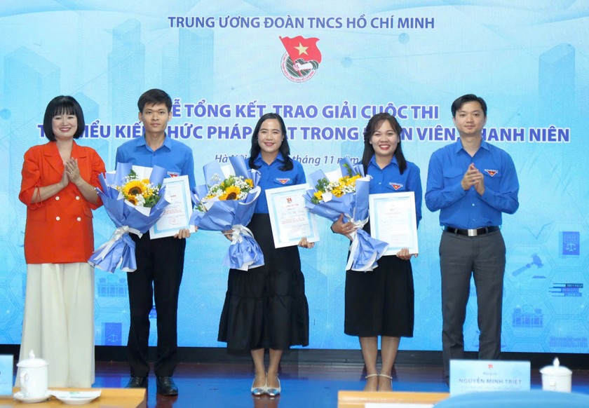 Bí thư Trung ương Đoàn, Chủ tịch Trung ương Hội Sinh viên Việt Nam Nguyễn Minh Triết và TS. Ngô Quỳnh Hoa, Phó Cục trưởng Cục Phổ biến, giáo dục pháp luật, Bộ Tư pháp trao giấy chứng nhận và hoa chúc mừng cho các thí sinh đoạt giải.