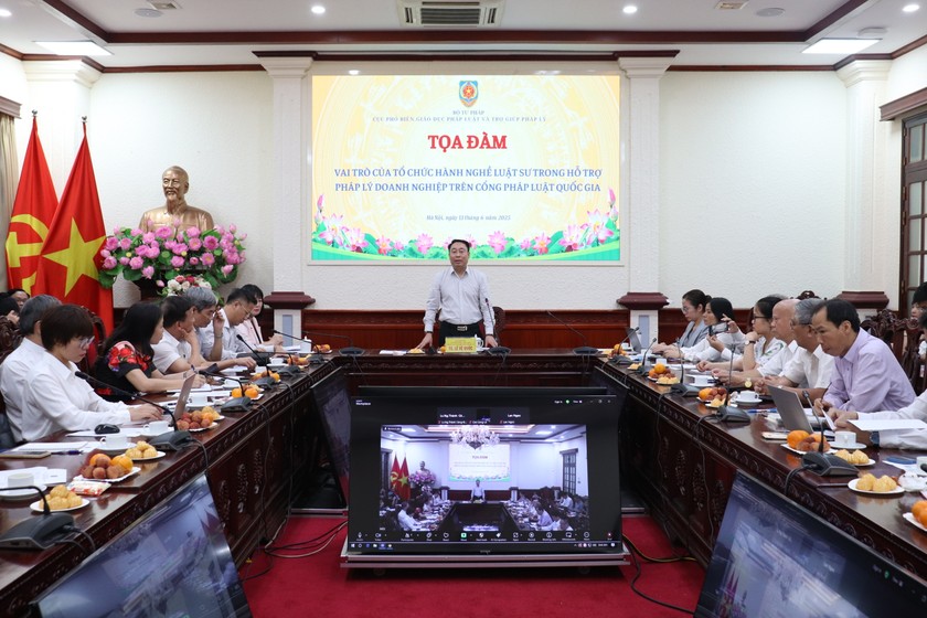 Cục trưởng Cục Phổ biến, giáo dục pháp luật và Trợ giúp pháp lý Lê Vệ Quốc chủ trì Tọa đàm.