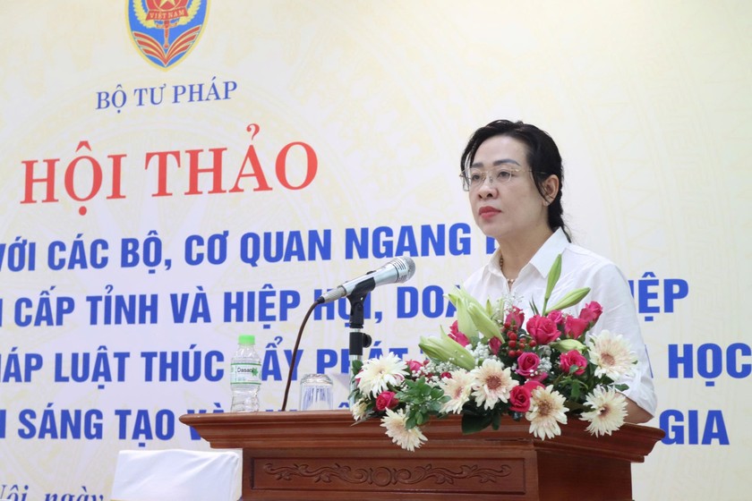Bà Nguyễn Thị Thu Hòe trình bày báo cáo.