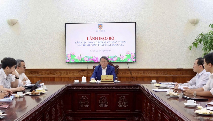 Quang cảnh buổi làm việc.