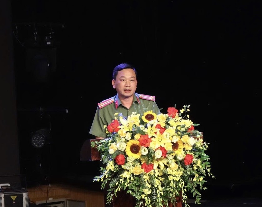 Trung tá Đào Anh Tới chia sẻ tại tọa đàm. ẢNh PV