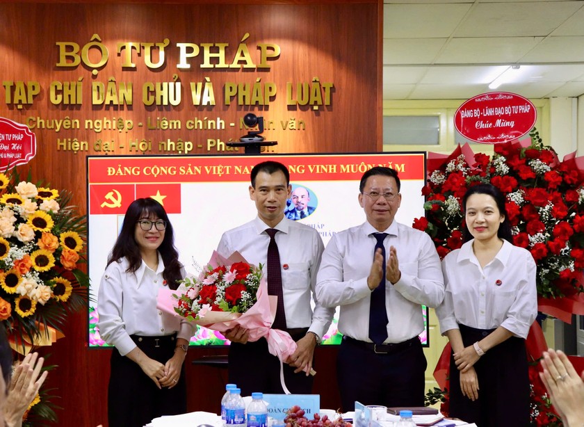 Thứ trưởng Bộ Tư pháp Nguyễn Thanh Ngọc tặng hoa chúc mừng Chi ủy Tạp chí nhiệm kỳ 2025-2030. Ảnh PV