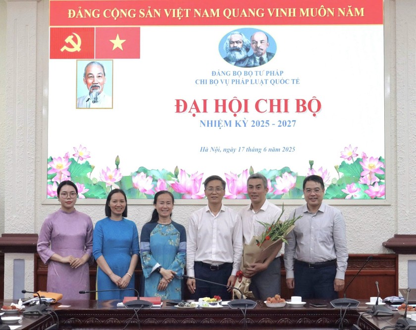Ông Nguyễn Khánh Ngọc tặng hoa chúc mừng Chi ủy Vụ Pháp luật quốc tế nhiệm kỳ 2025 – 2027.
