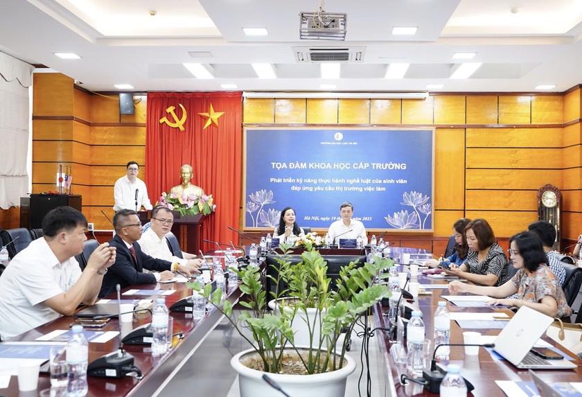 Quang cảnh tọa đàm.