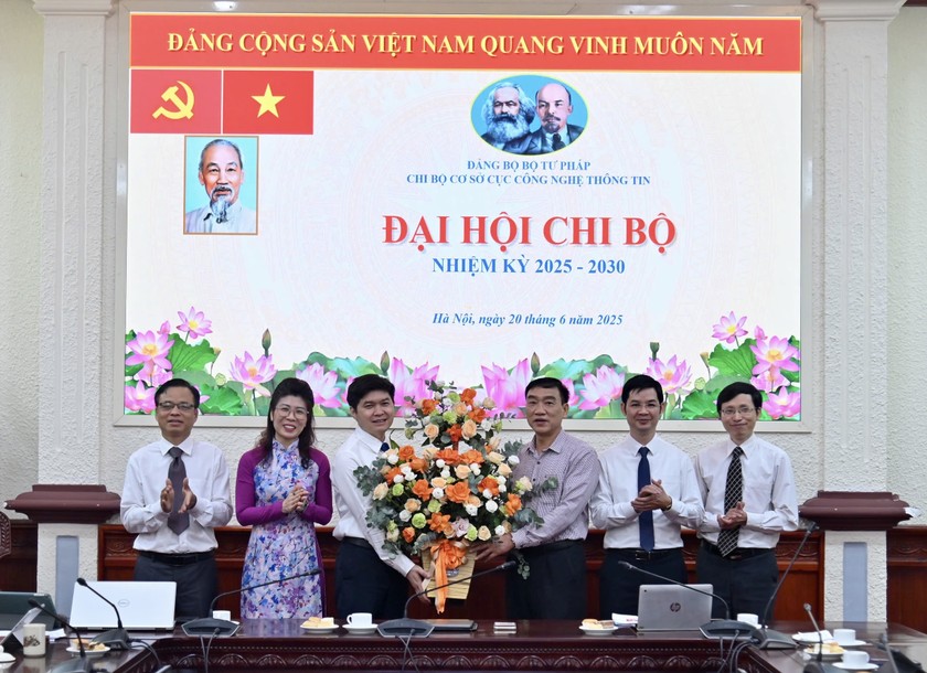 Phó trưởng Ban Kiểm tra Đảng ủy Bộ Tư pháp Cao Xuân Thủy tặng hoa chúc mừng Chi ủy Cục Công nghệ thông tin nhiệm kỳ 2025-2030