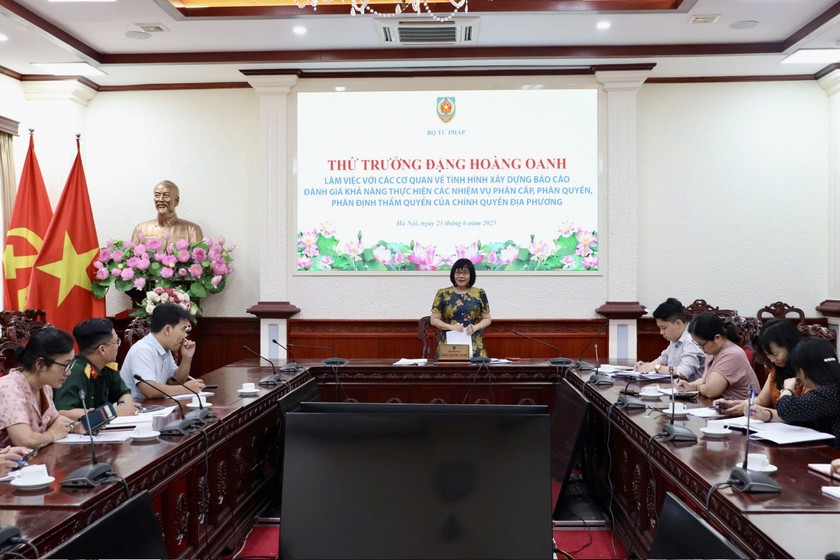 Thứ trưởng Bộ Tư pháp Đặng Hoàng Oanh chủ trì buổi làm việc với các cơ quan.