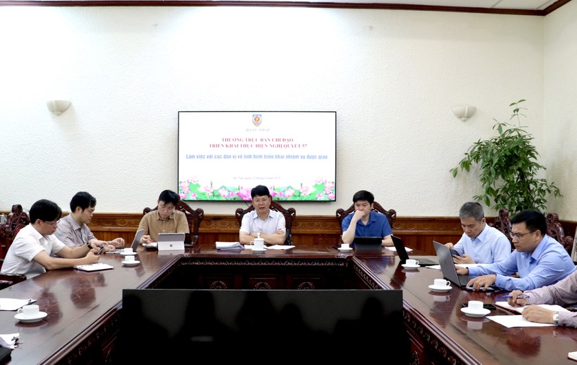 Quang cảnh buổi làm việc.