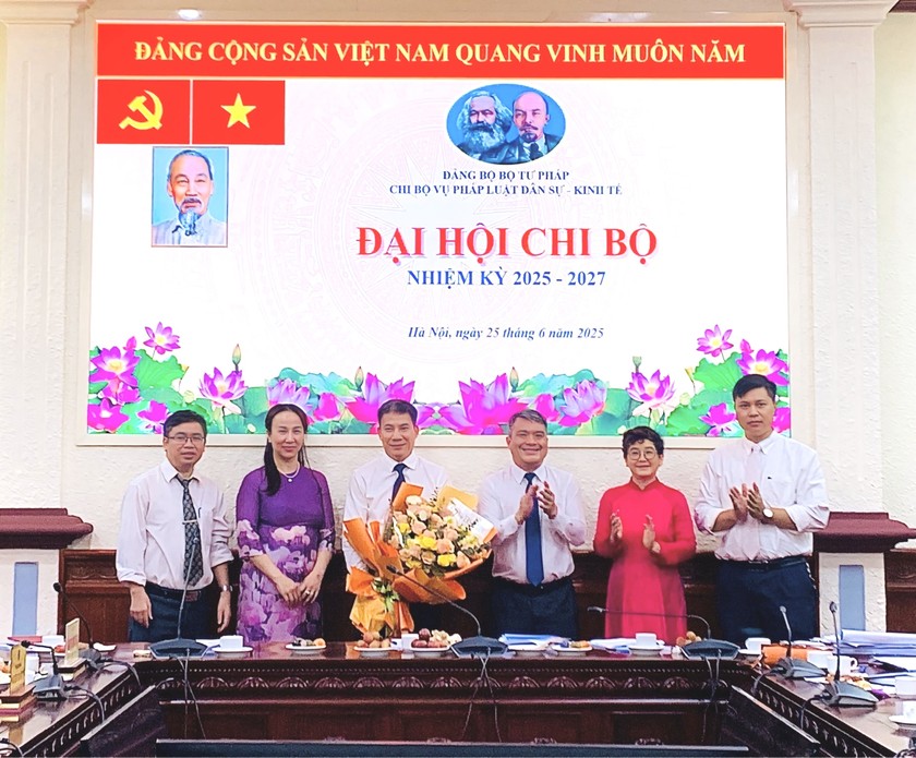Thứ trưởng Bộ Tư pháp Nguyễn Thanh Tú tặng hoa chúc mừng Chi ủy Vụ Pháp luật dân sự - kinh tế nhiệm kỳ 2025-2027.
