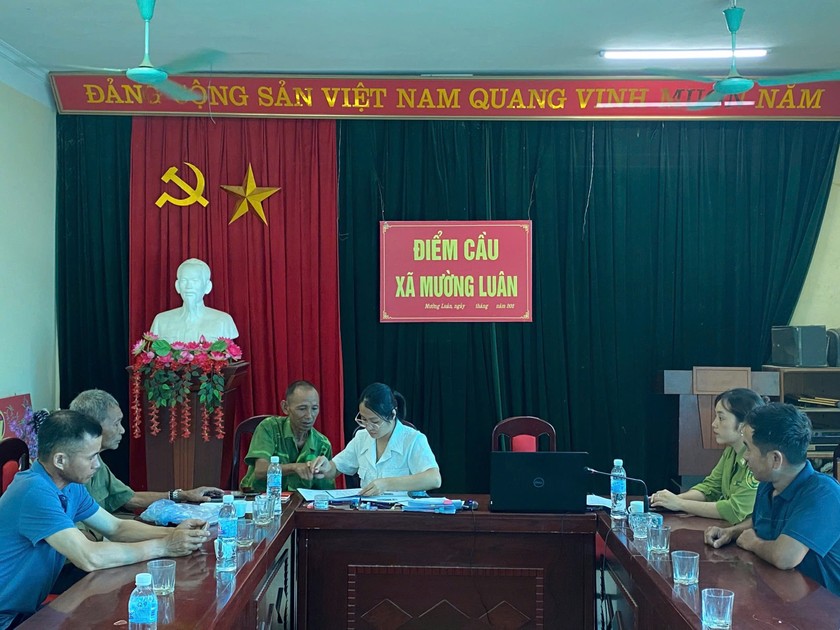 Tổ công tác hướng dẫn, hỗ trợ chủ rừng hoàn thiện các thủ tục mở tài khoản ngân hàng trên địa bàn huyện Điện Biên Đông, tỉnh Điện Biên.