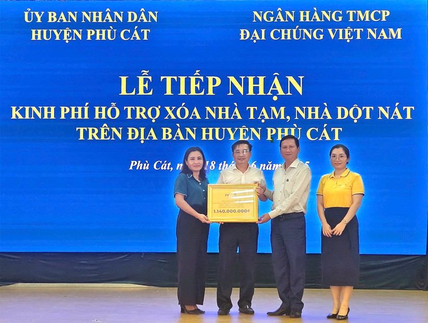 Đại diện PVcomBank trao biểu trưng ủng hộ 1,14 tỷ đồngcho tỉnh Bình Định