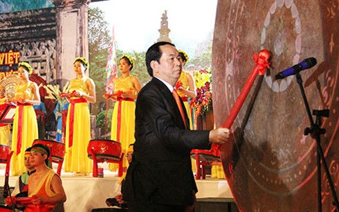 Chủ tịch nước đánh trống khai hội 