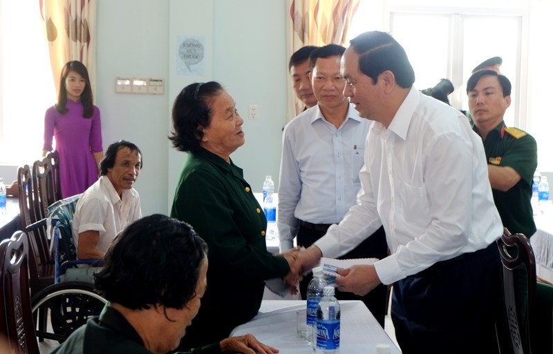 Chủ tịch nước thăm, tặng quà cho các thương, bệnh binh tại Trung tâm 