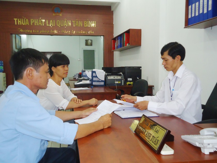 Ngày càng nhiều người dân tìm đến các văn phòng Thừa phát lại 