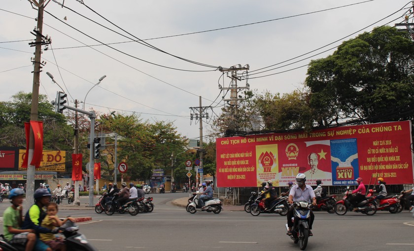 Ngã tư Trường Chinh - Hoàng Văn Thụ rực rỡ trước ngày bầu cử