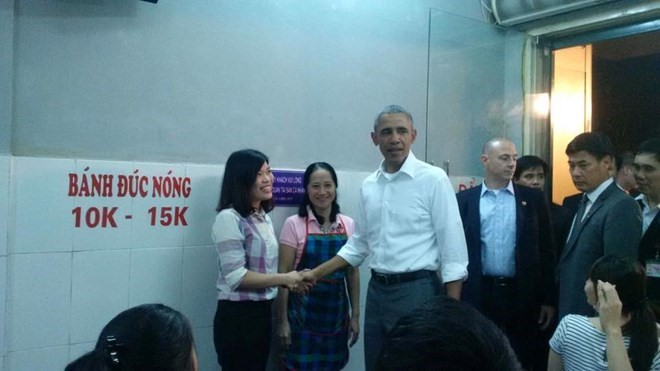 Tổng thống Obama niềm nở bắt tay khách trong quán