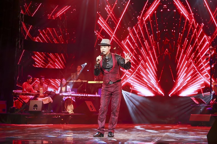 Ngọc Sơn vừa hát nhạc  "sến", vừa nhảy điệu Micheal Jackson
