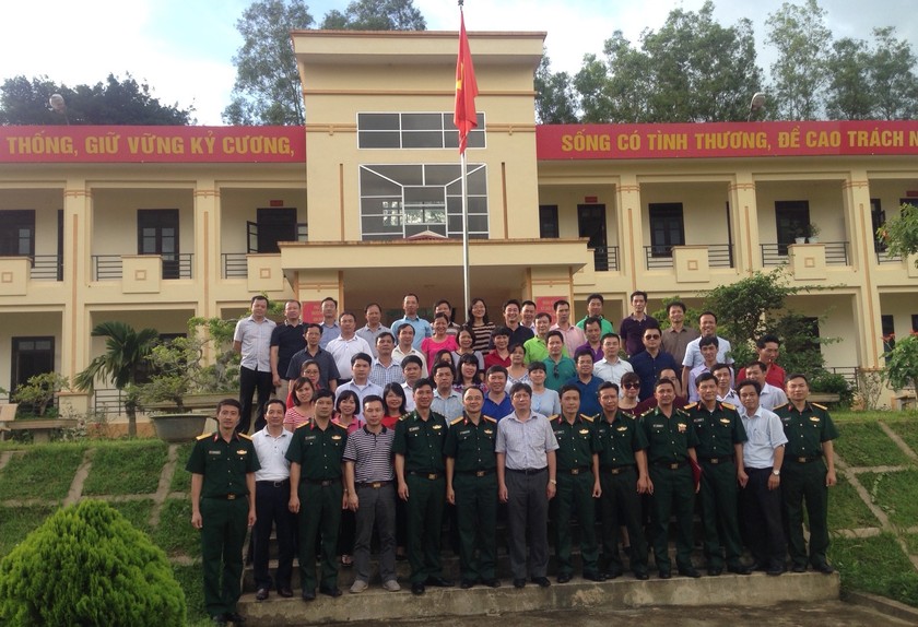 Đoàn Công tác chụp ảnh lưu niệm với cán bộ, chiến sỹ Đồn Biên phòng Mường Mươn