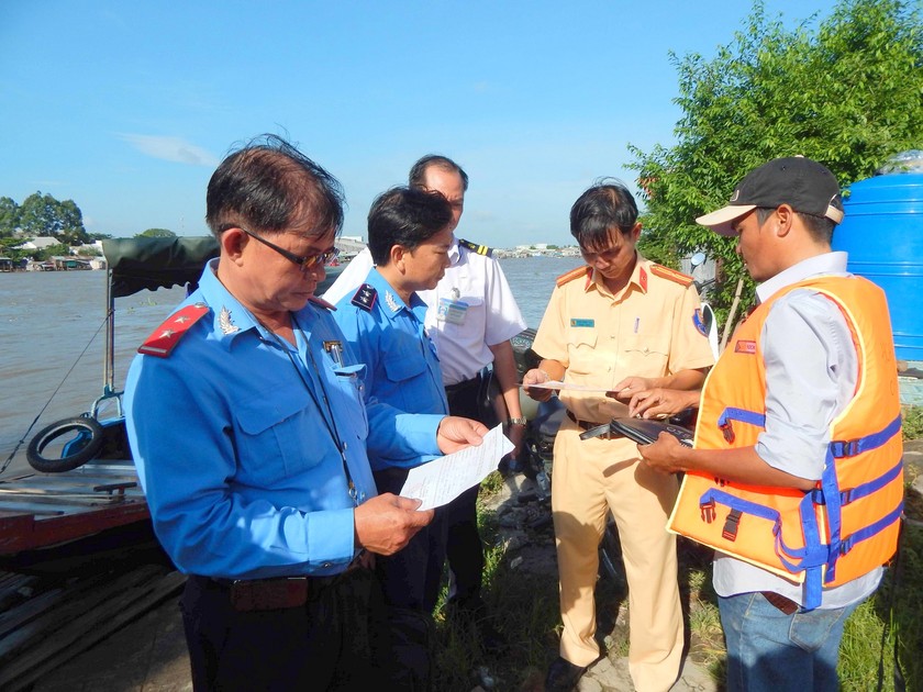 Lực lượng Thanh tra giao thông và Cảnh sát giao thông TP Cần Thơ kiểm tra phương tiện

