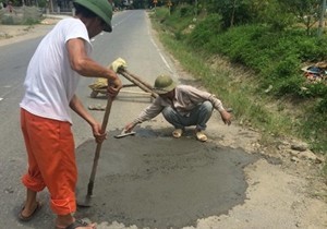 Người dân tích cực vá ổ gà bị Thanh tra giao thông đến truy hỏi