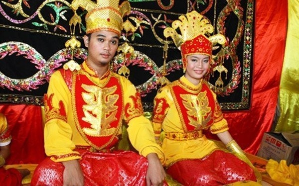 Một cặp vợ chồng mới cưới người Tidon