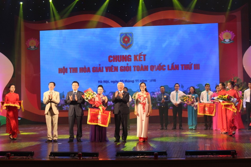 Các vị lãnh đạo tặng cờ hoa cho các đội tham dự Hội thi 
