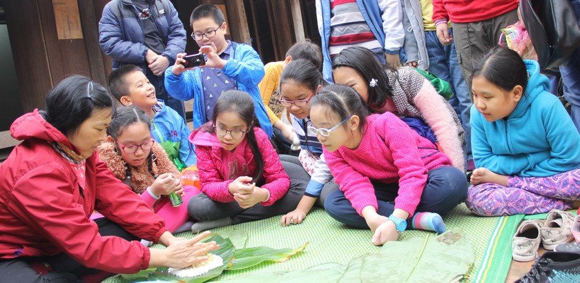 Hướng dẫn trẻ em gói bánh trưng ngày Tết