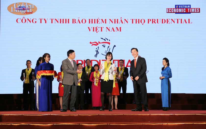 Đại diện Prudential nhận Giải thưởng Rồng Vàng
