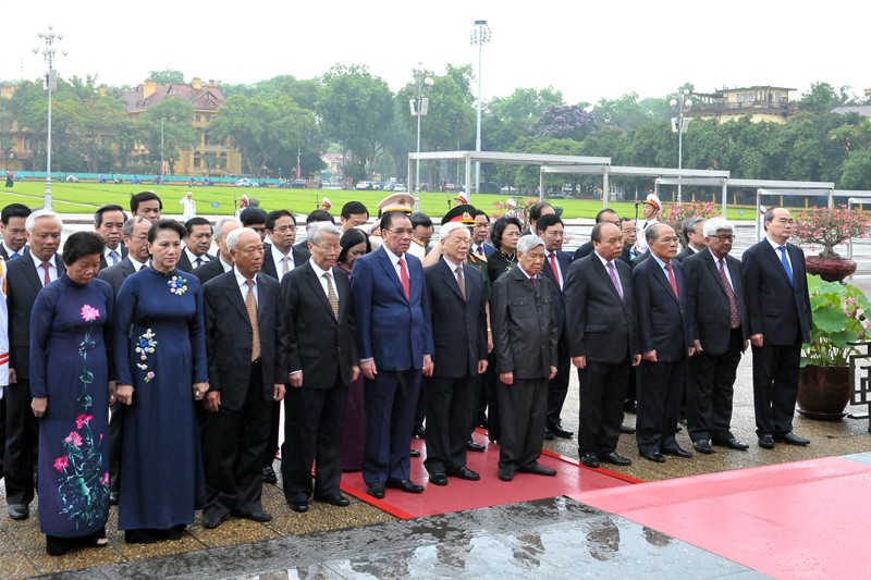 Đoàn đại biểu Ban Chấp hành Trung ương Đảng, Chủ tịch nước, Quốc hội, Chính phủ, Ủy ban Trung ương MTTQ Việt Nam đã vào Lăng viếng Chủ tịch Hồ Chí Minh và dâng hương tưởng niệm các Anh hùng liệt sĩ