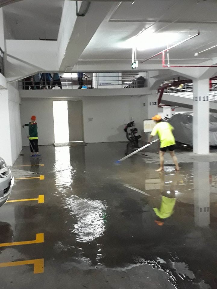Hầm để xe lênh láng do dột nước mưa. (Ảnh do người dân cung cấp) 18622793_1686879361337411_207349921_n