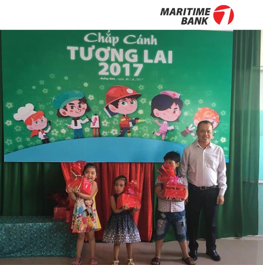 Đại diện Ban Giám đốc Maritime Bank trao quà cho các em thiếu nhi 