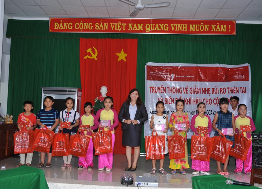 Đại diện Prudential trao quà tặng cho học sinh 
