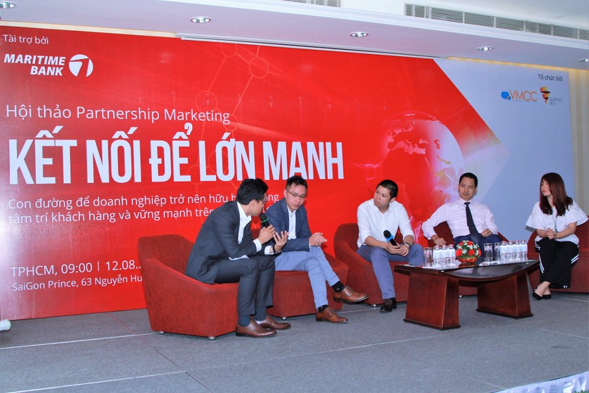 Các doanh nghiệp chia sẻ khó khăn và giải pháp tìm khách hàng tại buổi hội thảo Kết nối để tồn tại do Maritime bank phối hợp cùng VMCC và DigiPencil tổ chức