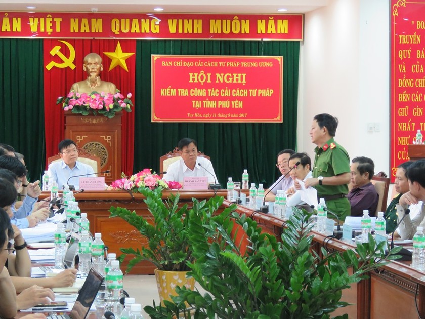 Đoàn công tác lắng nghe ý kiến của các đại biểu