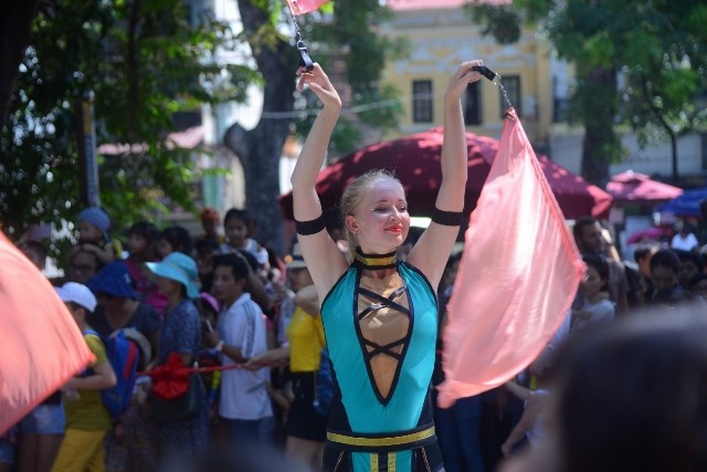 Carnival Sun World Ba Na Hills tại Phố đi bộ Hà Nội thu hút hàng vạn người dân và khách du lịch 
