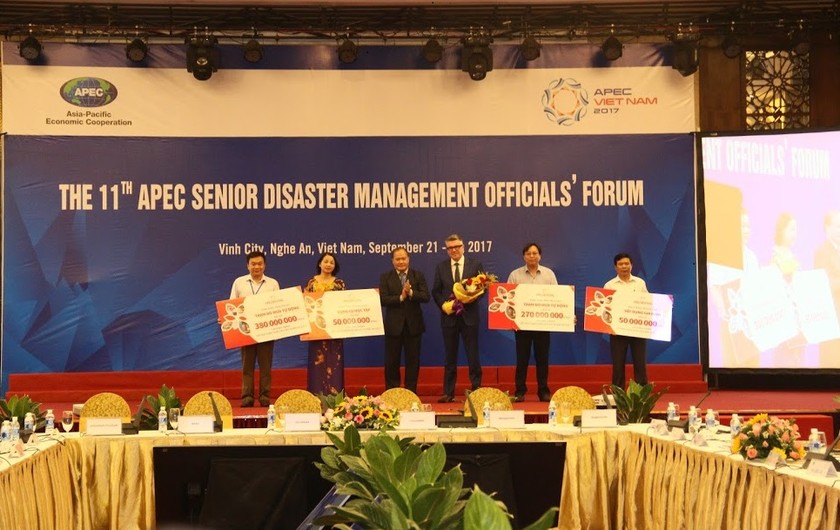 Đại diện các tỉnh đón nhận quà từ Prudential trao tặng 