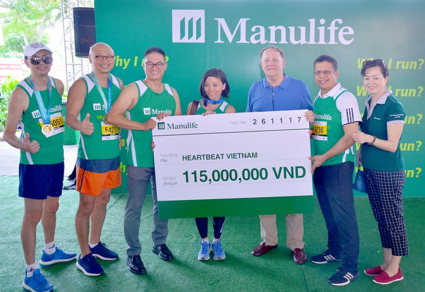 Ông Paul Nguyễn – Tổng Giám đốc Manulife Việt Nam (đứng thứ ba từ trái sang) trao bảng tài trợ cho tổ chức Nhịp Tim Việt Nam 