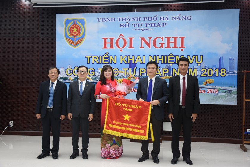 Bộ trưởng Lê Thành Long trao tặng Cờ đơn vị dẫn đầu phong trào thi đua cho Sở Tư pháp Đà Nẵng