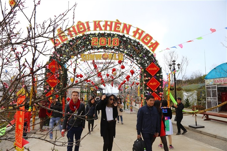 Du khách đổ về dự hội khèn hoa Sun World Fansipan Legend