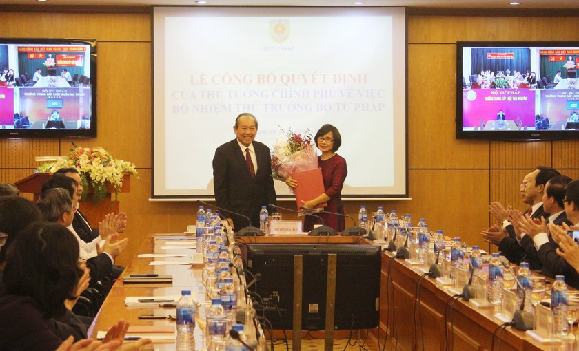 Phó Thủ tướng thường trực Chính Phủ Trương Hòa Bình trao Quyết định bổ nhiệm cho bà Đặng Hoàng Oanh